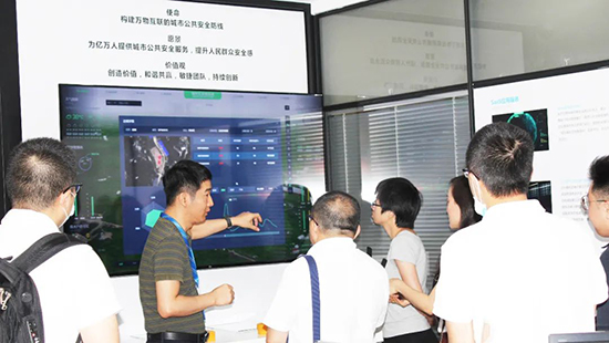 成都武侯區領導卓鋒率隊赴萬賓科技考察交流(圖2) 成都武侯區領導卓鋒率隊赴萬賓科技考察交流(圖2)