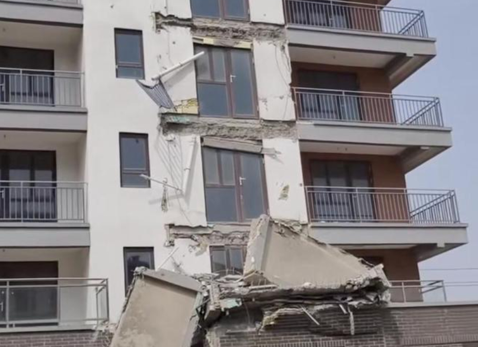 威海一小區(qū)居民樓多層陽臺墜落，安全沒有 “重來鍵”(圖1)